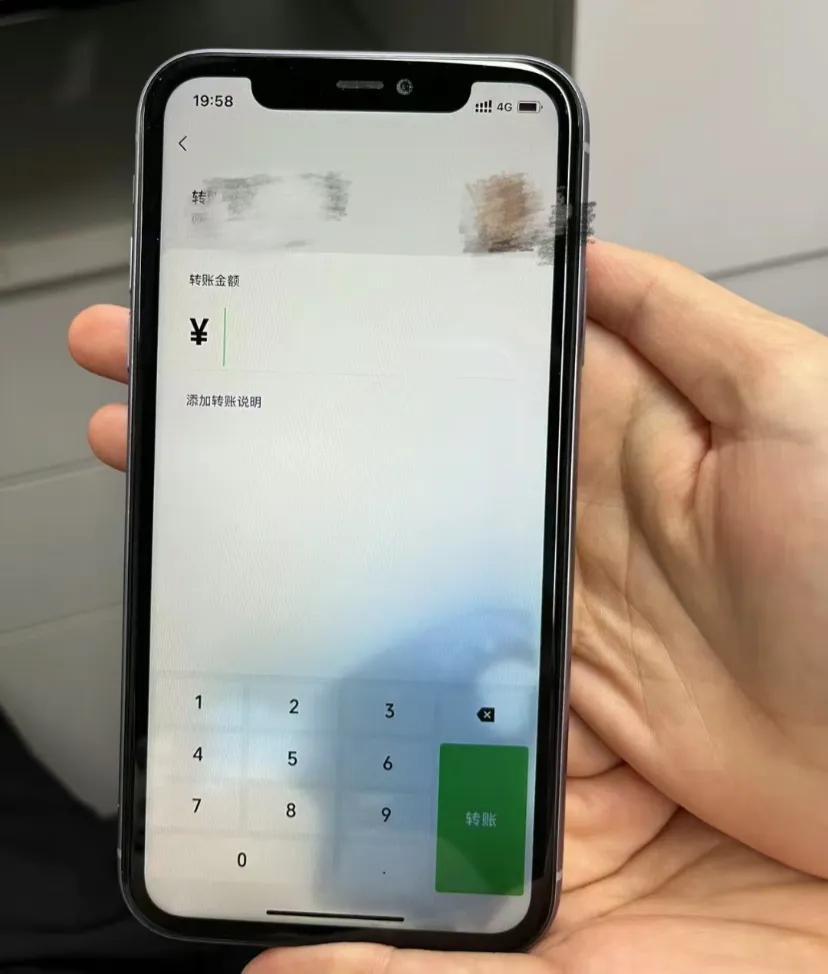 炸裂给手机喷多了酒精就进水了
如题工作完以后我就给手机喷酒精消毒可能喷的有点多就