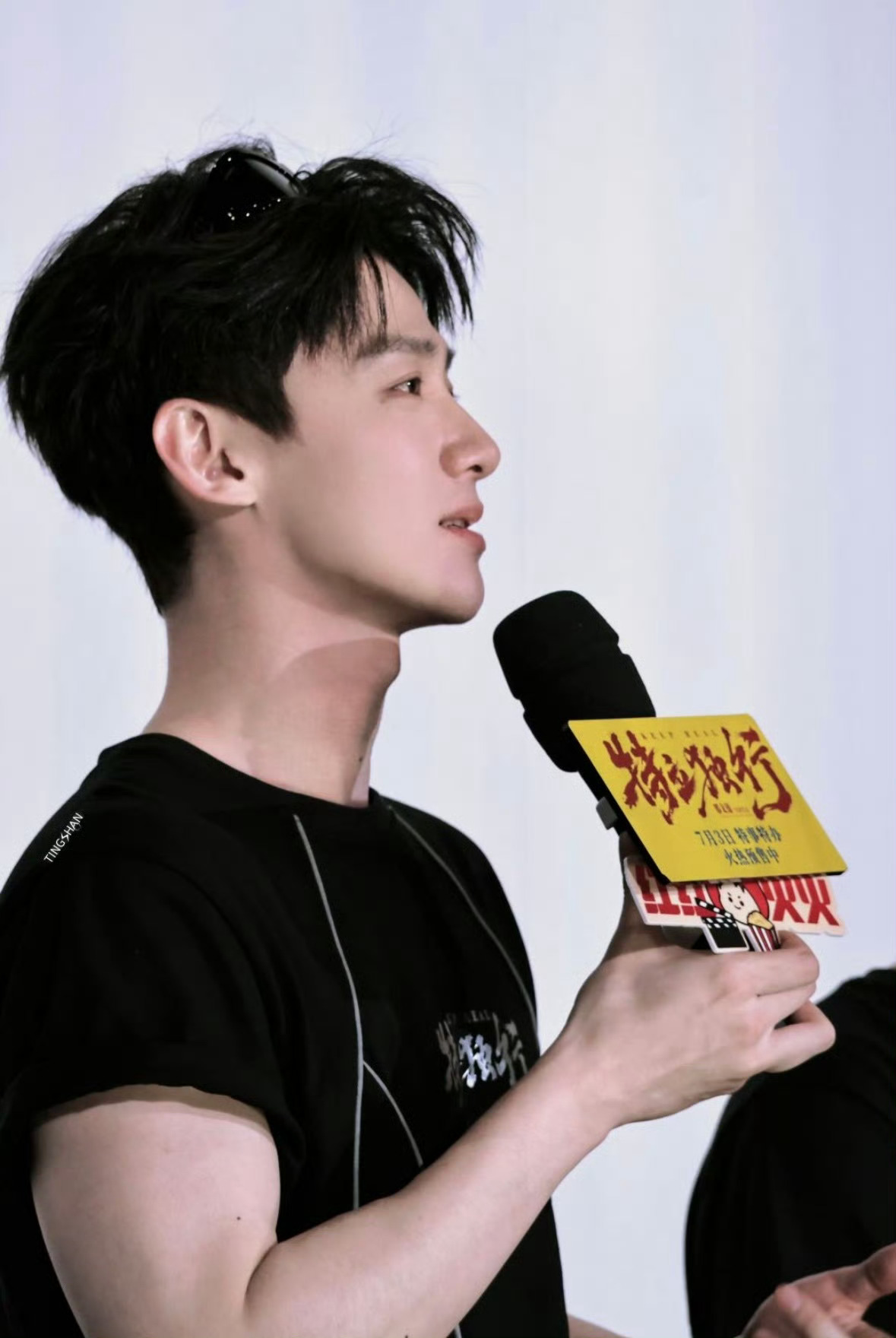 我讨好领导就白敬亭这样哈哈哈哈哈哈白敬亭戏外也在王长海小剧场，完全宣传天才，线下