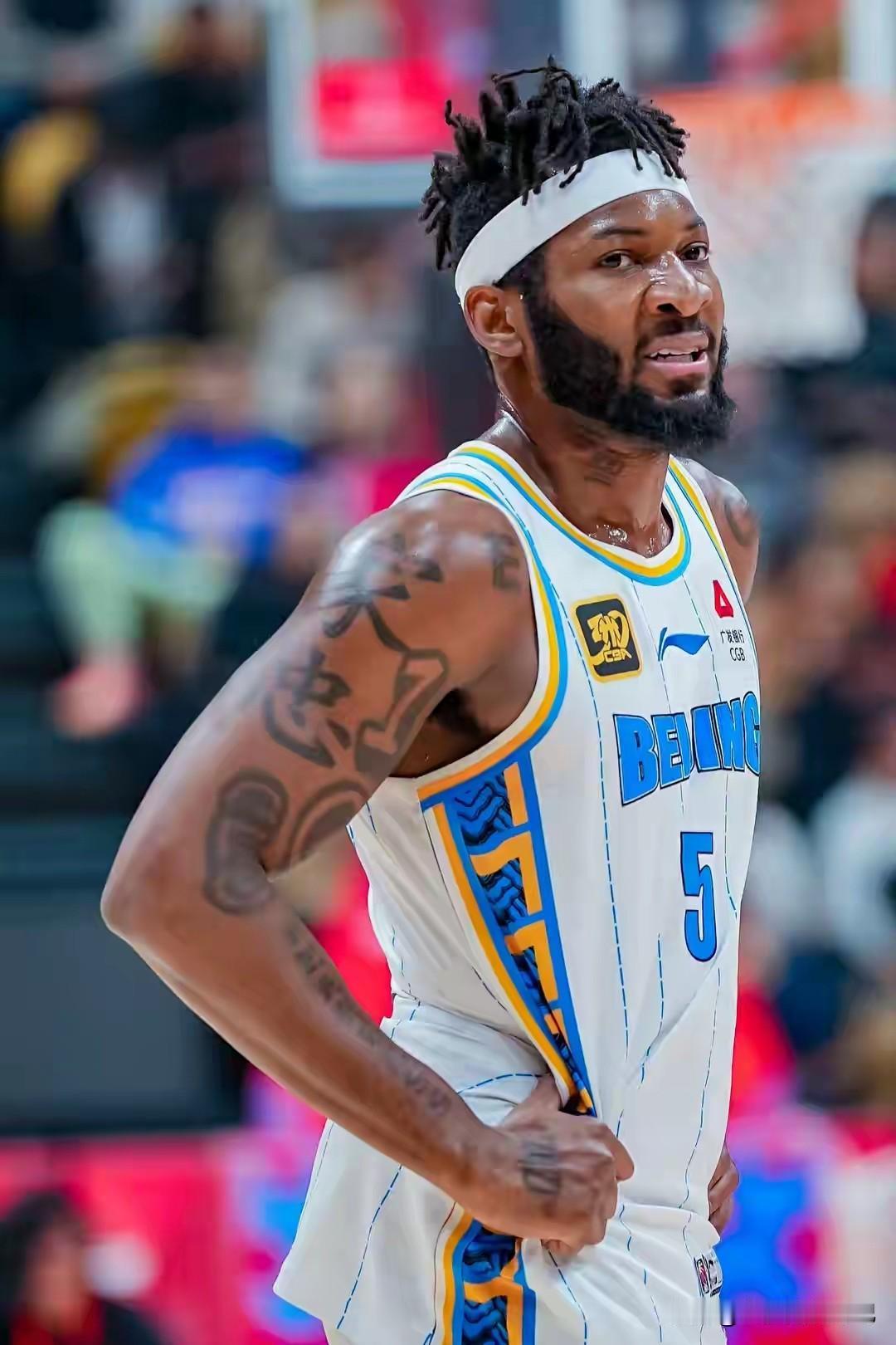 杰曼对山西球迷做侮辱性手势被罚！
北京跟山西的比赛结束后，由于山西部分不理性球迷