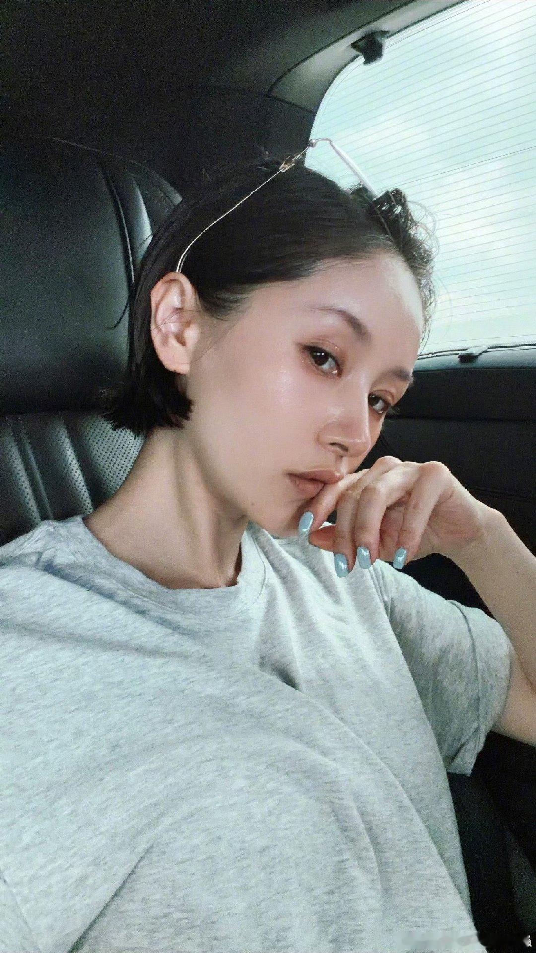 王子文剪短发了39岁王子文状态王子文剪短发了，居家随手分享自拍，这种不刻意精致的