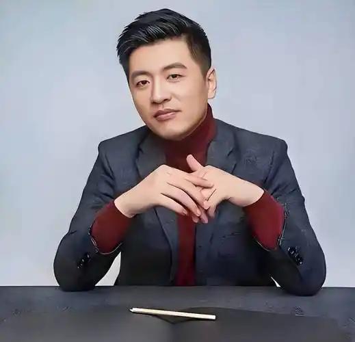 刚刚看到各大新闻媒体报道说，张雪峰老师今天下午因突发心脏骤停，在苏州独墅湖医院抢