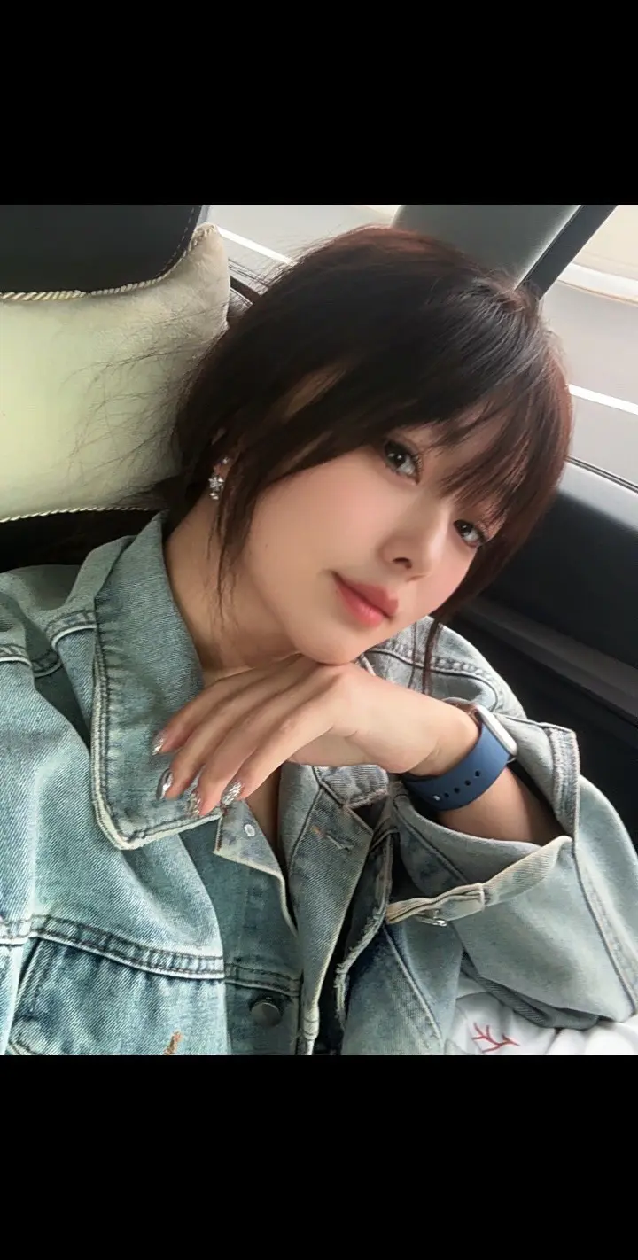 我深知自己是朵难养的花，倔强，拧巴。且敏感。我敬我的真诚，也接受我的破碎，