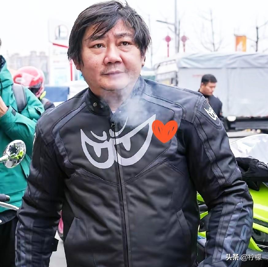 张雪走到今天，
最该感谢的不是他的父母，
也不是什么资本大佬，而是当年跟他一起吃