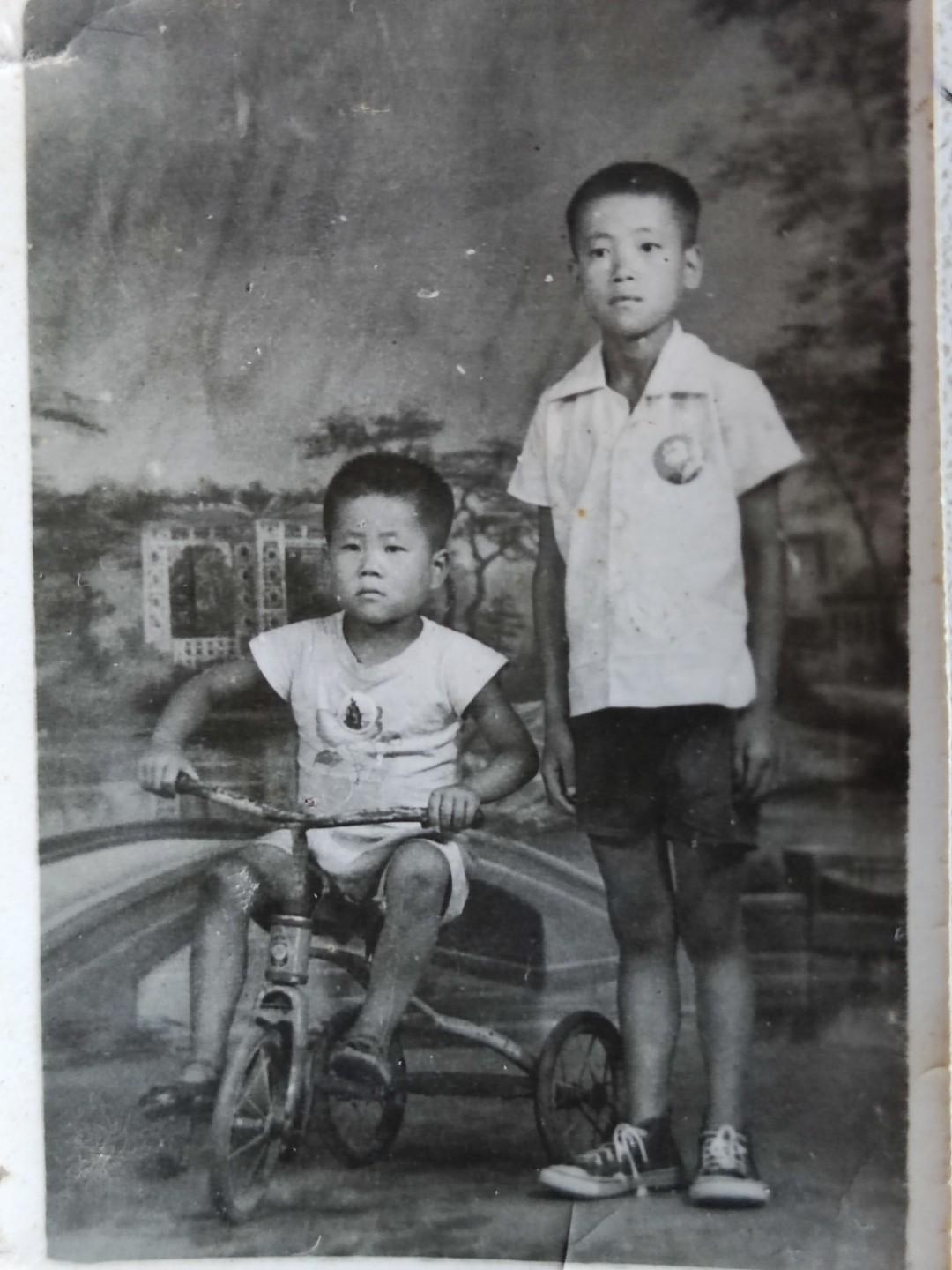 1967年，三岁的我和十岁的哥哥在洛阳照相馆的合影。
照片中我兄弟两个胸前都戴着