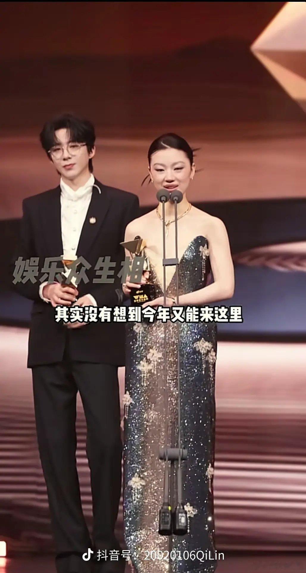 单依纯绝美腰臀比 