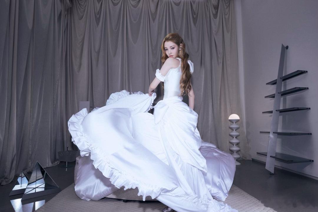 李秀满女团回归A2OMAY回归 不愧是李秀满打造的女团，编曲细节满满，清爽律动搭