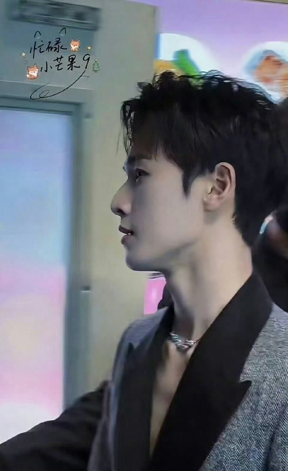 李昀锐的领口终于想开了 李昀锐今日线下活动真空深 V 西装杀疯了！深 V 勾勒优