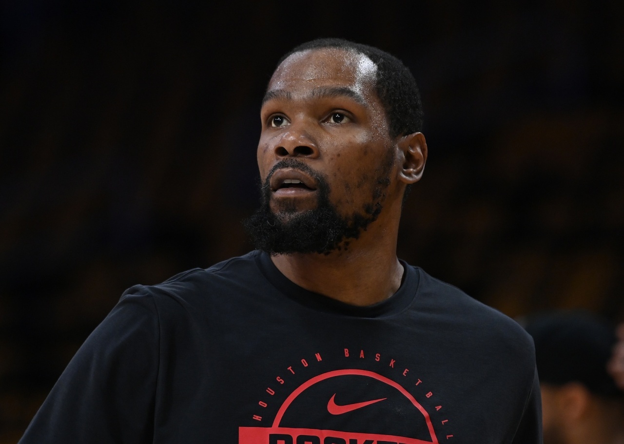 杜兰特 火箭缺少杜兰特的火箭进攻端表现极差，全场比赛93次出手仅命中35球。火箭