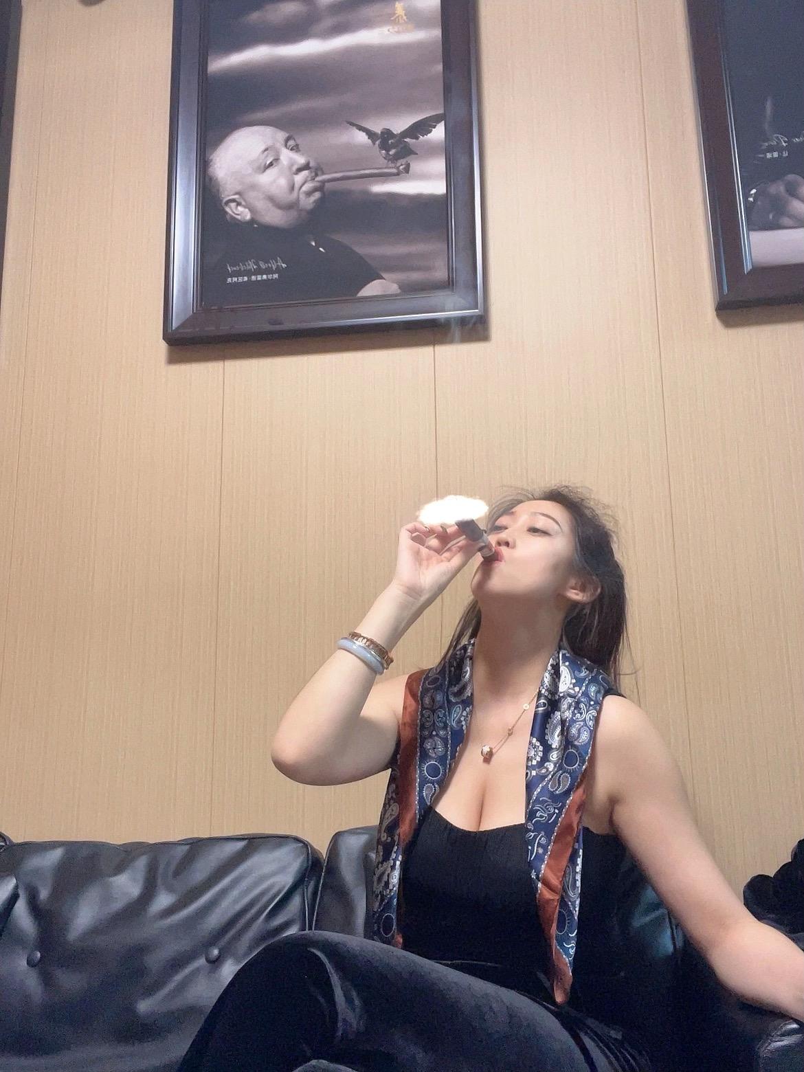 有足够价值，别人的“装”只是无关表演；有足够实力，不必看脸色、装合群。坦然做自己