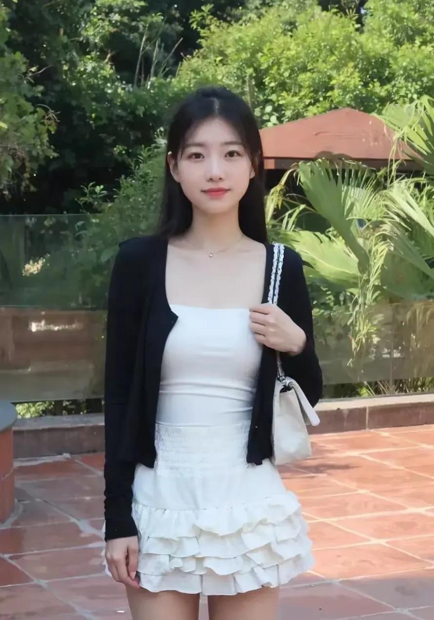 她，如同一朵盛开的桃花，在春风中绽放出最娇艳的色彩，引人注目。她的笑容，她的魅力