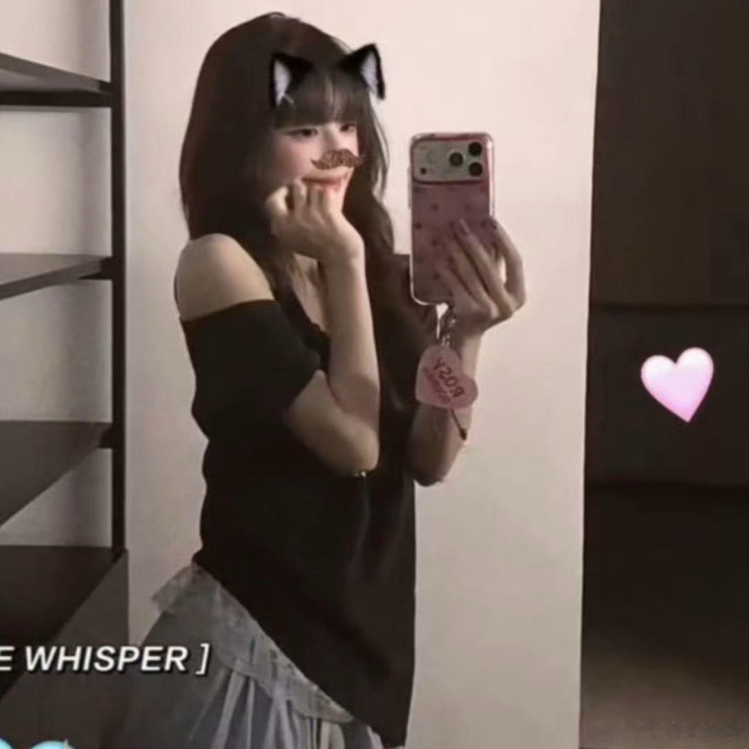 赵露思波点裙对镜拍好灵动 随手一拍就是满满的松弛少女感✨经典复古波点裙配上随性的