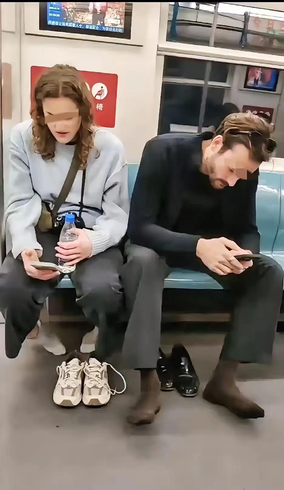 网友看到两个老外在中国的地铁上脱下鞋子玩手机，看样子他们觉得地铁十分干净，脱鞋刷