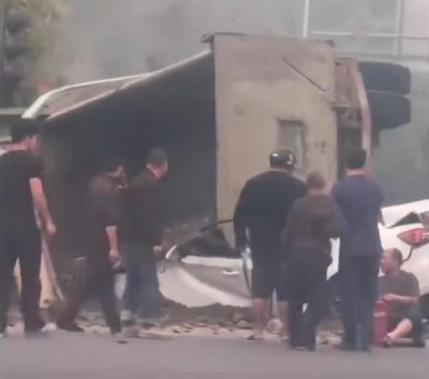 【成都一辆渣土车侧翻压到轿车：多部门到场处置】成都一渣土车侧翻压到轿车1死1伤 