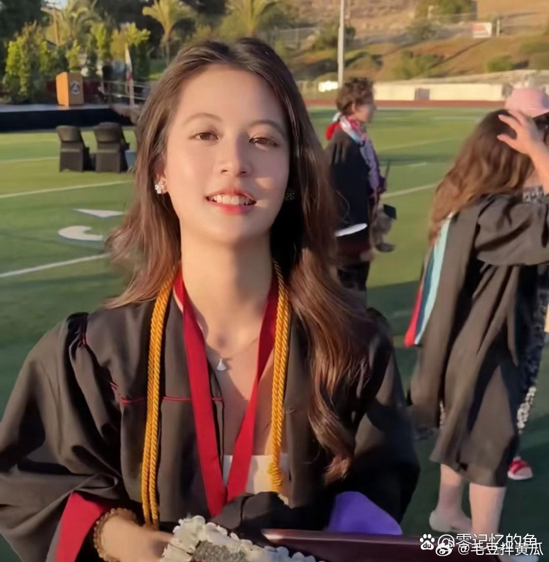 翁虹女儿高中毕业了，她长得真是太漂亮了。 