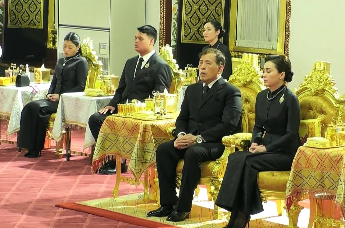 诗妮娜贵妃太有“眼力劲儿”啦！6月14日是帕公主葬礼第二场功德仪式，让人没想到的