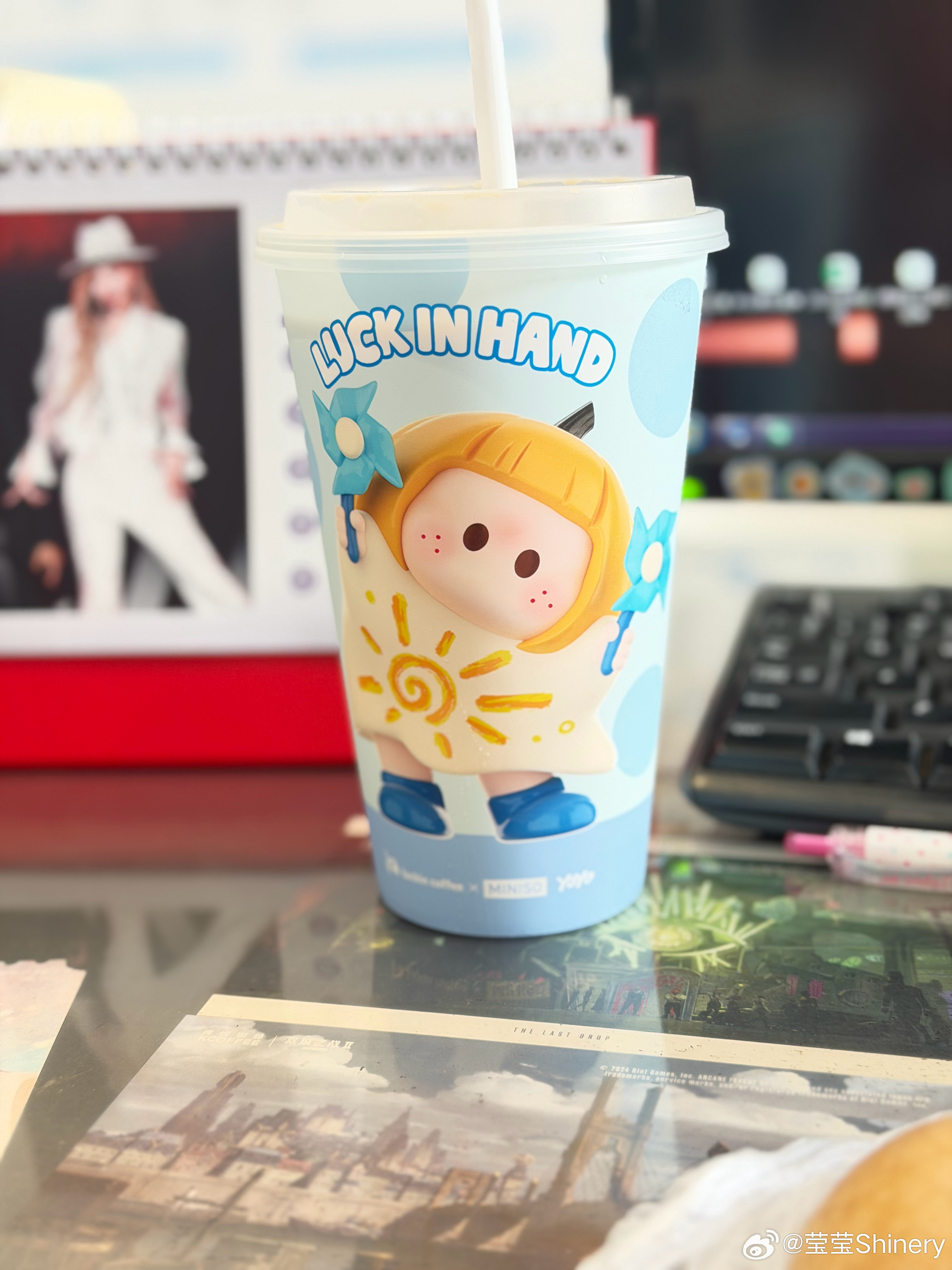 去相信美好的东西，相信他人的善意，相信努力的意义，这些美好，你越相信，就越接近早