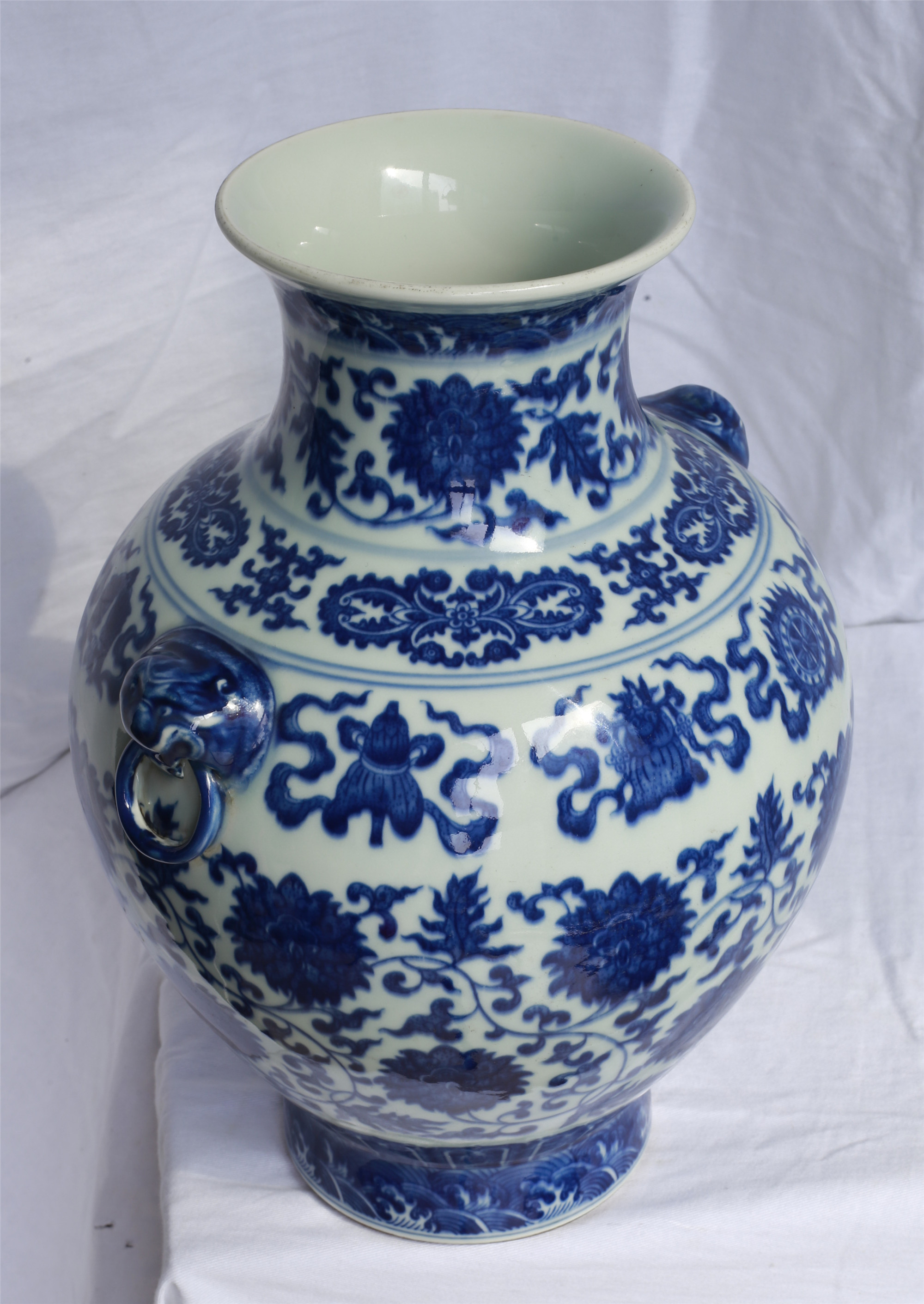 清乾隆御窑青花缠枝莲托八宝铺首衔环尊一件 尺寸：高31.6厘米，双狮辅首宽23.
