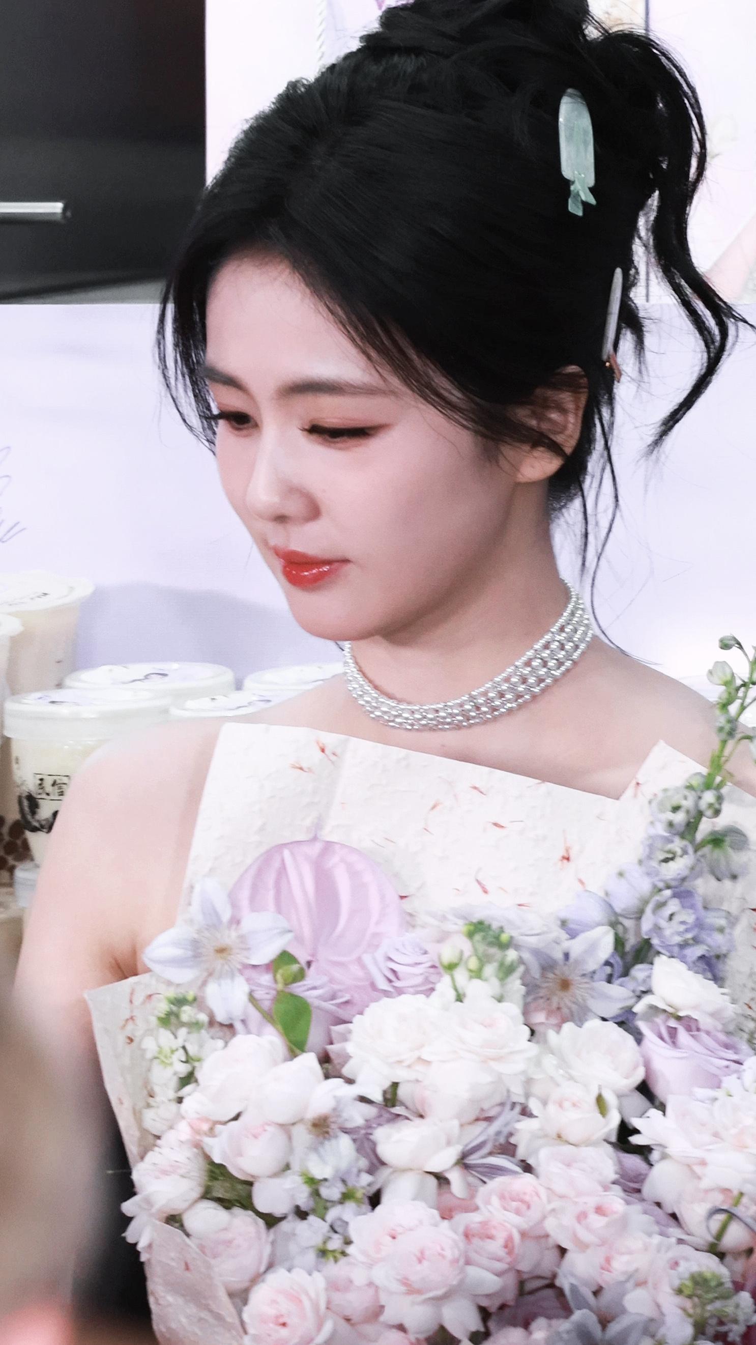 白鹿[超话] 🥀 白鹿开到荼蘼 🥀白鹿王韵娜 宝宝你的问号像钩子把我的心都钩