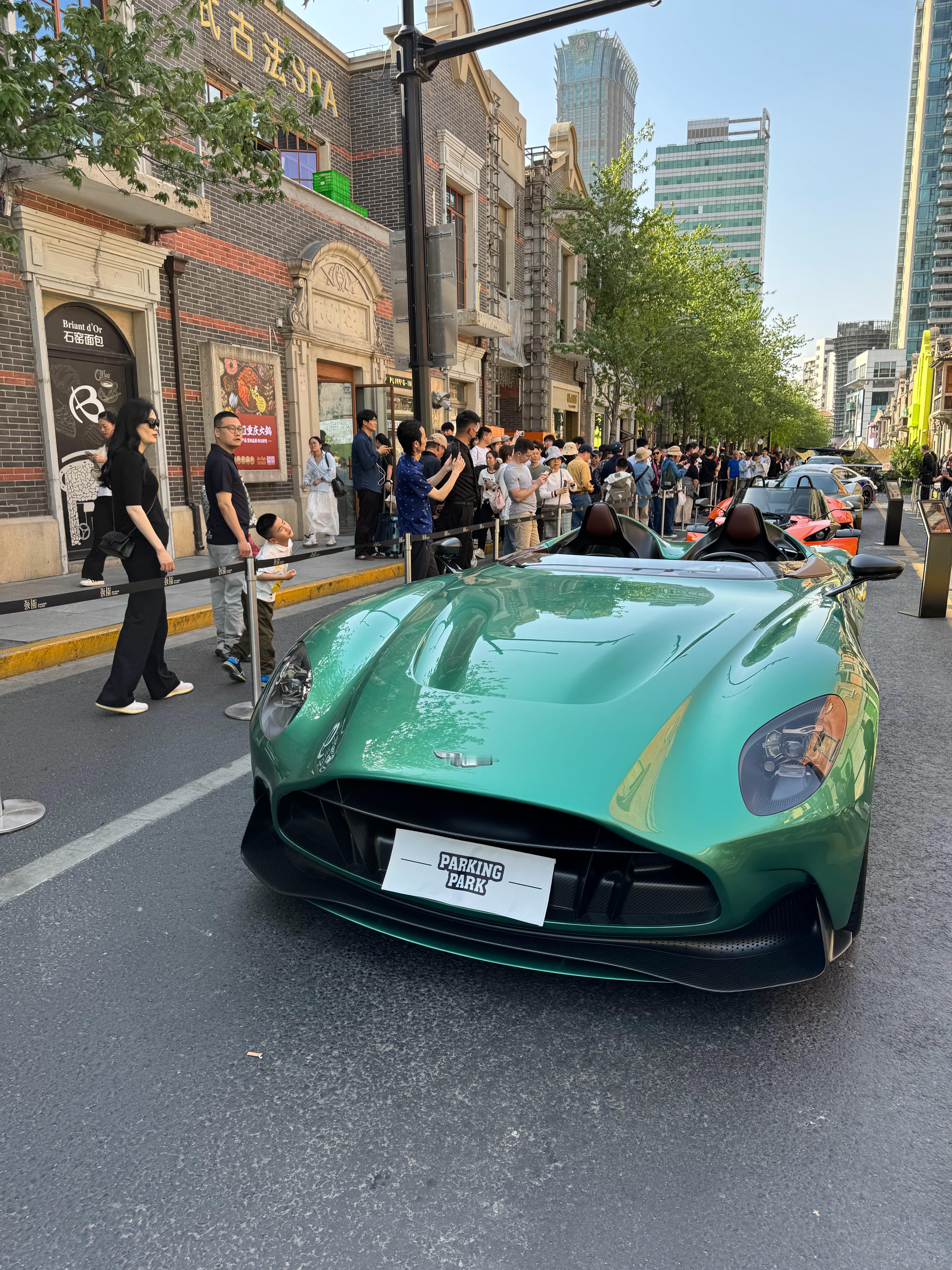 看到一个被围观的神车，哎？这不是我之前开过的那台吗[doge][doge] ​​