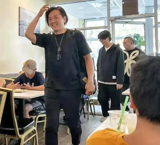 咱说话了！58了，土都埋半截了就别作了，郑伊健还当自己是小伙子呢？
难不成想要收