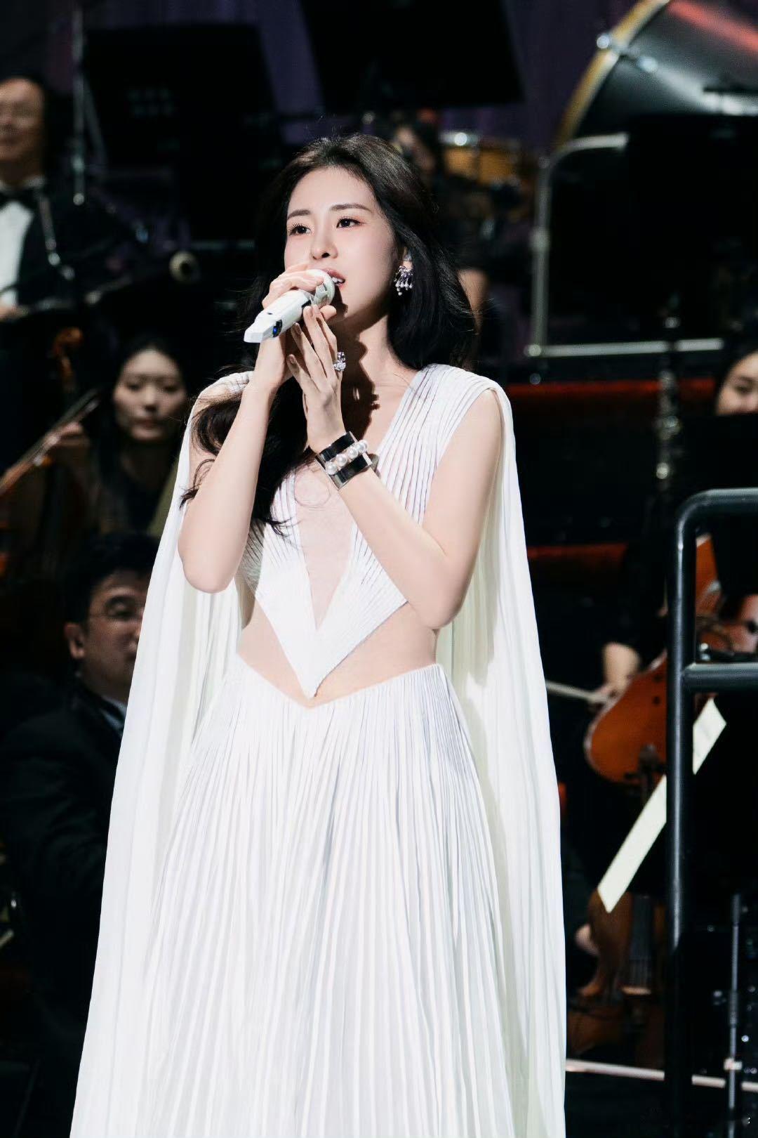 张碧晨的演唱会火锅局 张碧晨这演唱会火锅局直播太绝啦！成都演唱会结束后，她坐在热