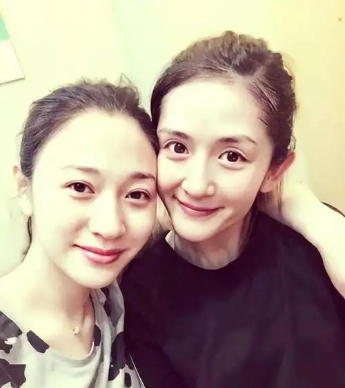 李小冉和谢娜的早年闺蜜情，至今常被网友拿出来讨论。
两人相识于微时，后来因为一些