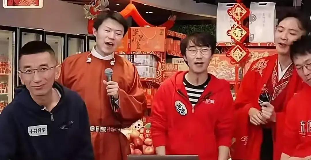 东方甄选年会C位红衣领唱，两年后直播称“没唱过”。
视频一帧帧放，红衣、C位、歌