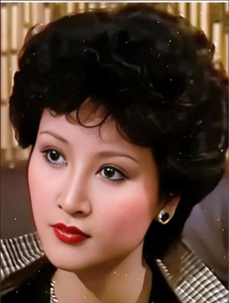 1985年的一个深夜，34岁的狄波拉盛装打扮后，敲开了赌王何鸿燊的房门，她开门后