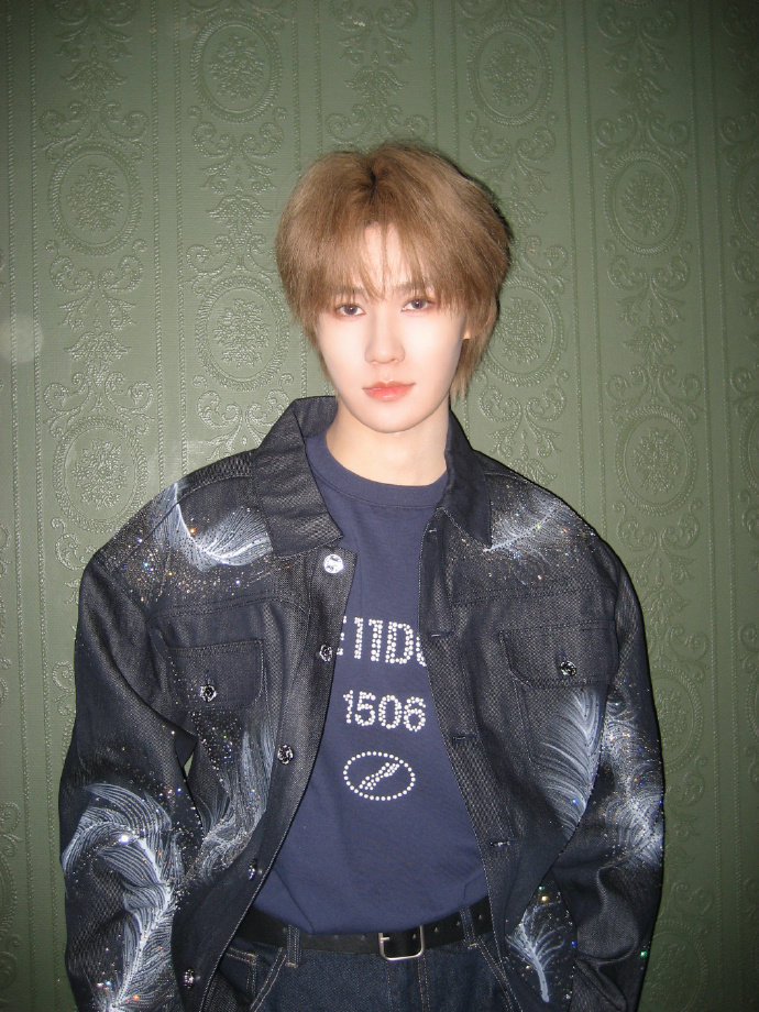 张真源羽毛闪钻look张真源金发侧拍立即发送张真源立即发送侧拍 张真源金发侧拍立