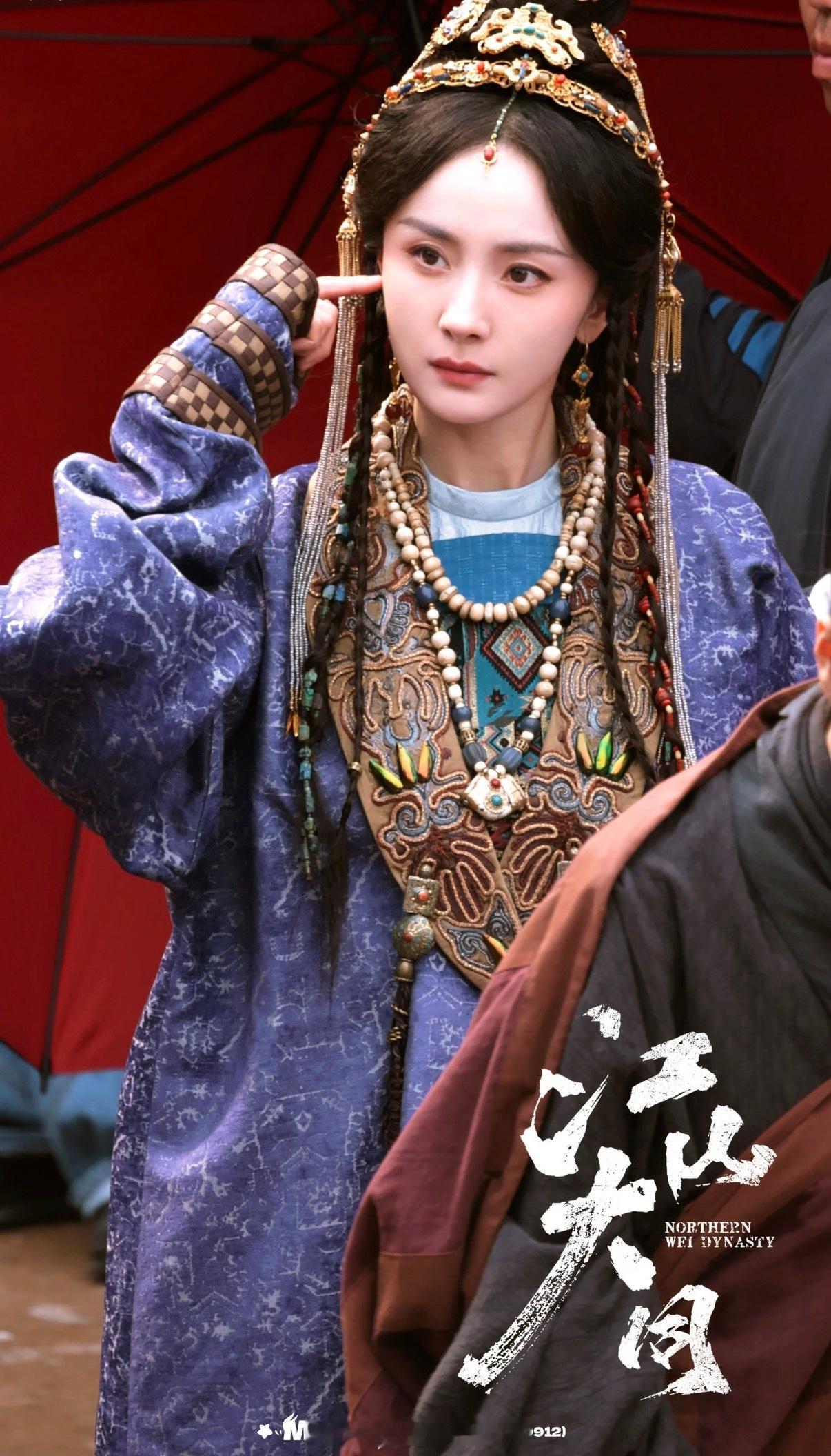 杨幂江山大同紫色胡服路透杨幂冯湮儿紫色胡服造型 小狐狸貌美成啥了 