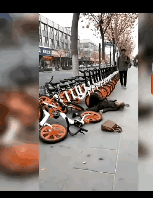 这个老太太不像是老糊涂的样子，可是她做出来的事情，又让人无法理解，这么多车，整整