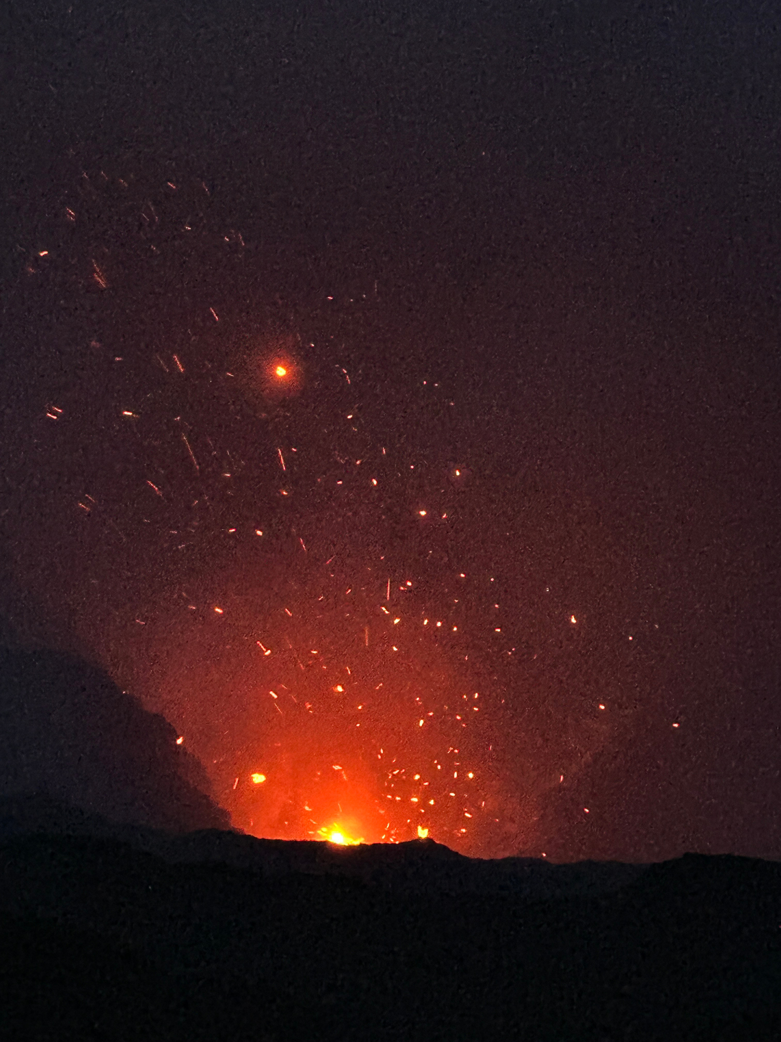 悉尼飞四小时到南太平洋岛国瓦努阿图，落地首都Port Vila，为了看一眼火山，