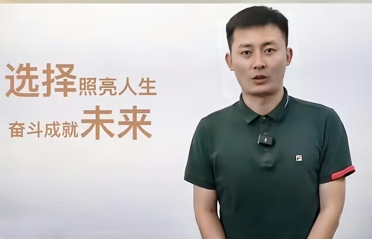 武亮，苏州峰学蔚来教育总经理、金牌高考规划师。他从宁夏大区基层咨询师做起，凭年度