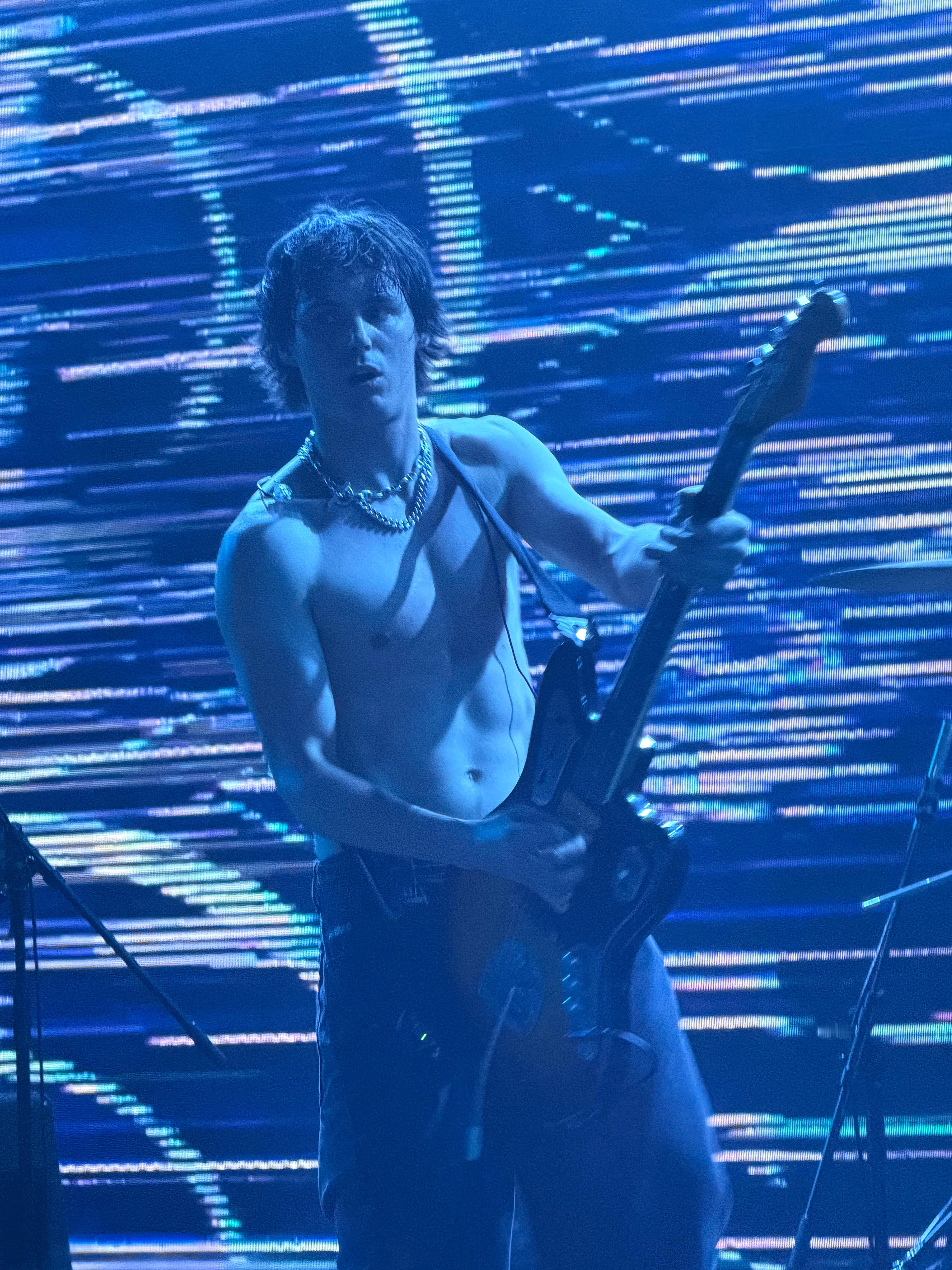 薄肌185法国摇滚歌手就是。。 