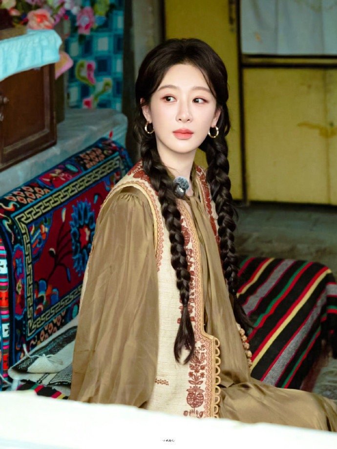 杨紫玉兰花开君再来 💜杨紫董竹君 初恋是雾，你是雾中的玫瑰，隔着青纱看你，叫我