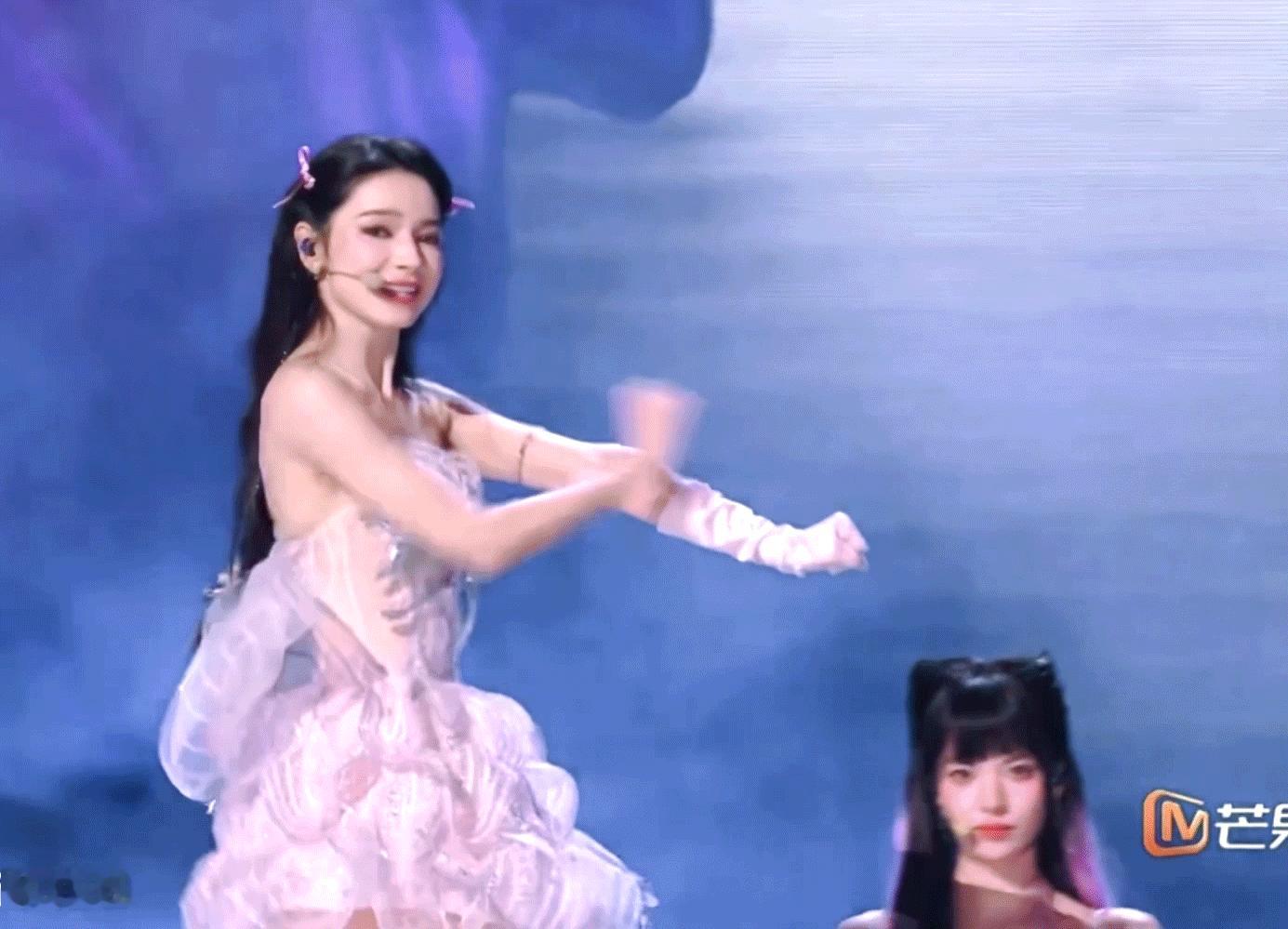 代斯手卡上的字 浪姐二公舞台上的代斯真的好漂亮 