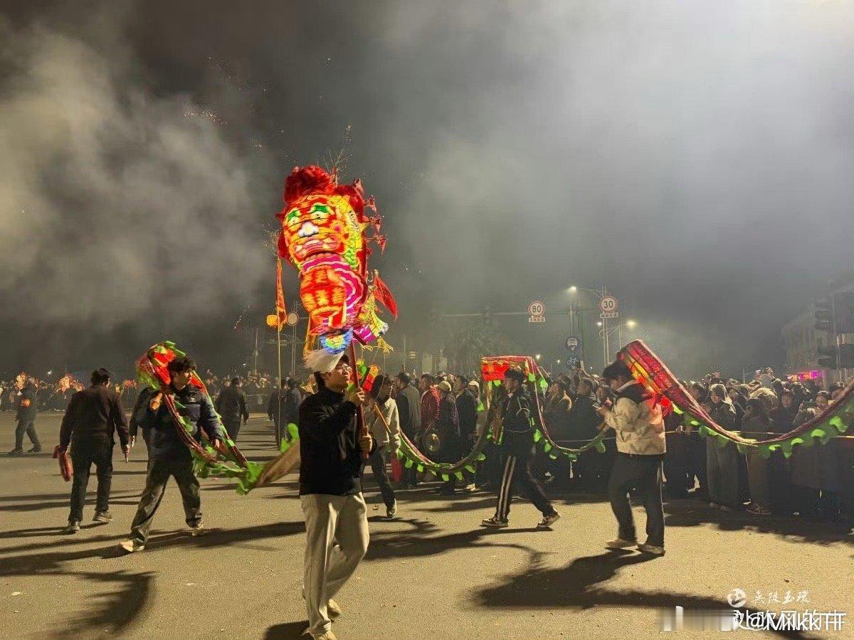 浙江玉环百年舞龙闹新春正月初九，玉环玉城街道城中村锣鼓喧天，八支舞龙队同台竞技，