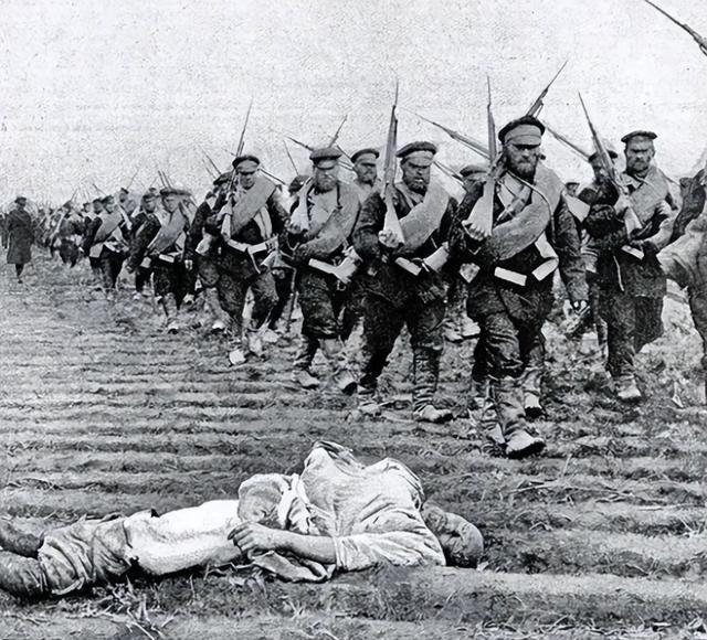 1900年7月，沙俄趁大清无力北顾，众列强都在合力攻打大清京师的时候，突然出兵1