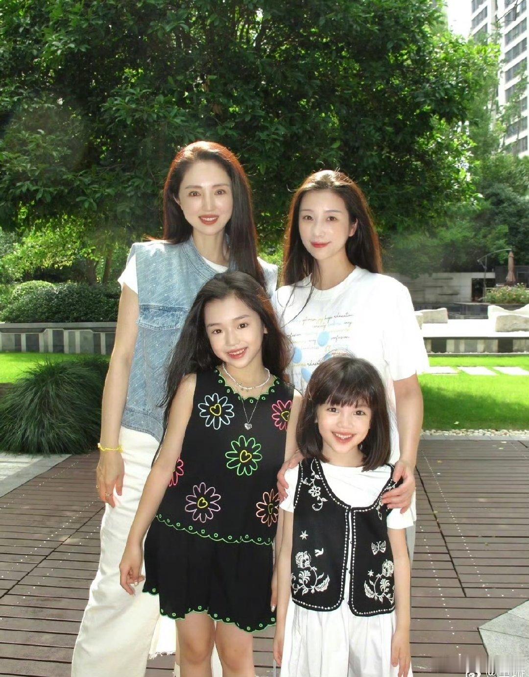 董璇小酒窝妈妈基础女儿就不基础 小酒窝跟每个工作人员都甜甜说“谢谢”，离开时还挥