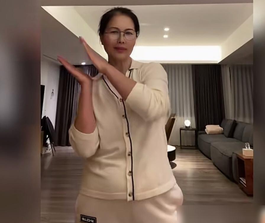 汪家保姆撕掉3万月薪，转身就住进村里豪宅。
 
直播间里，礼物刷得飞起，她乐呵呵