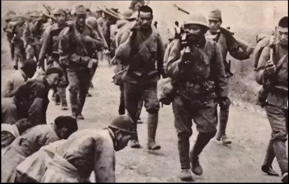 老照片，记录历史瞬间看看这张老照片上路边跪着的同胞，想想打了四年多的俄乌战争，再