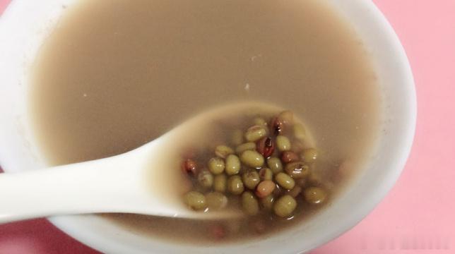 【4类人不适合喝绿豆汤解暑】来月经的时候最好不要喝绿豆汤 夏天到了，很多家庭都喜