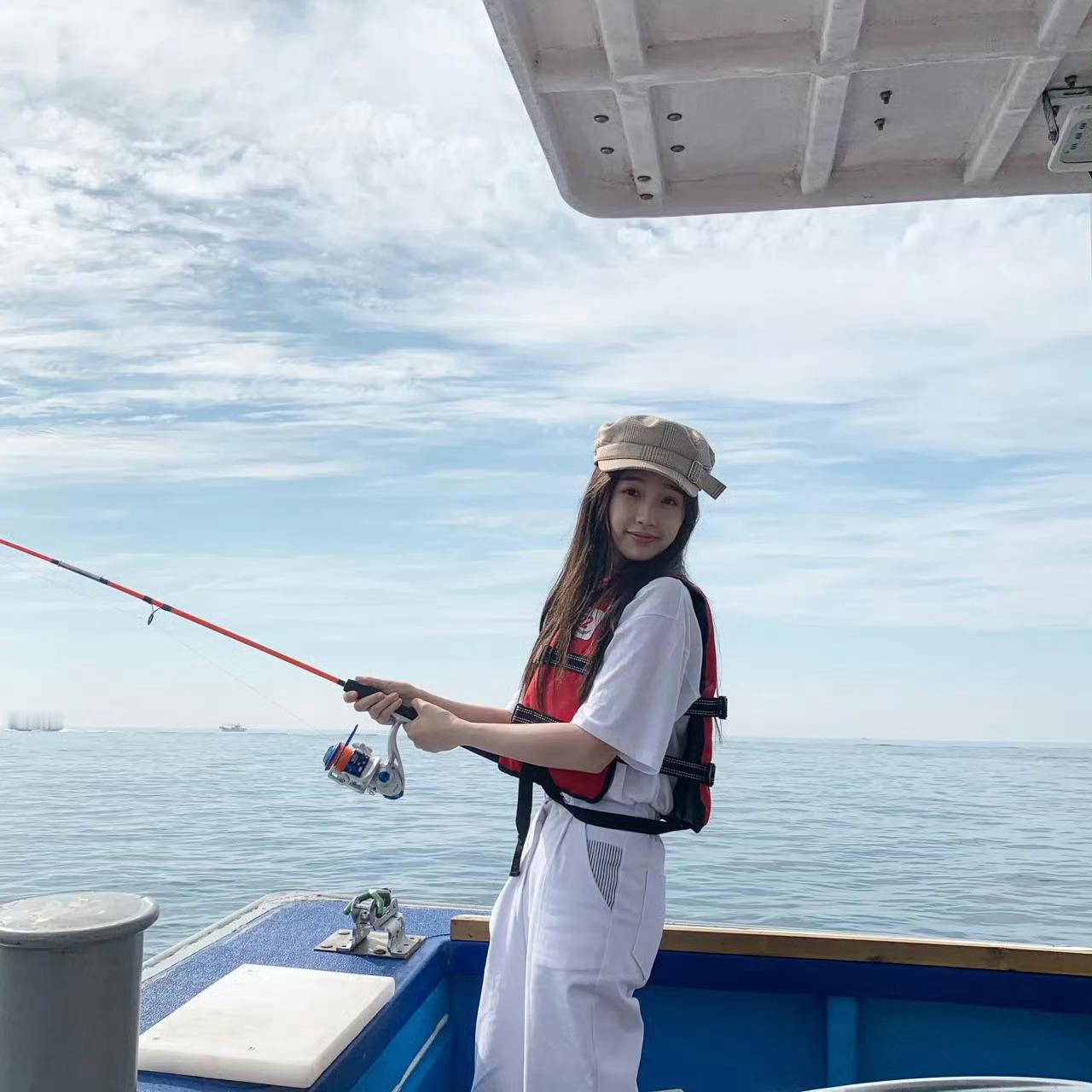 虞书欣  2019.6.4鱼头look 11清新随意的一套济州岛的小清新都让我不