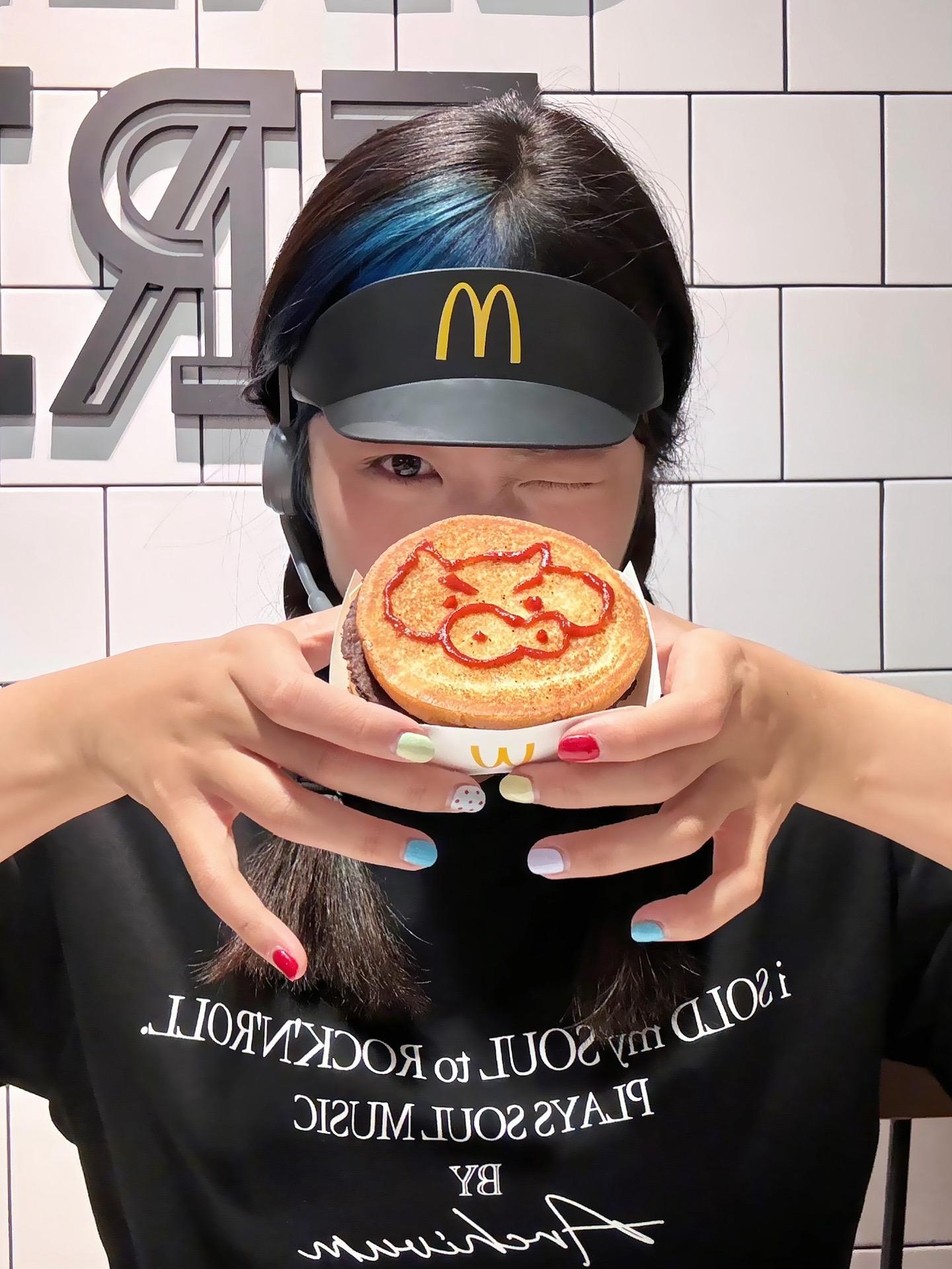 今天是很帅的麦当劳服务生。