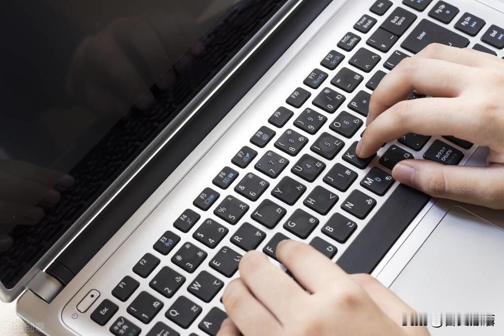 深夜无眠翻旧文：不知道为什么，越看越感觉不是自己写的。
 
夜里忽然醒来，再无半