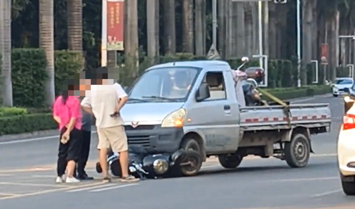 【玉林一环北路电车被撞在小货车车头底下】8月11日，网友爆料称：玉林市一环北路一