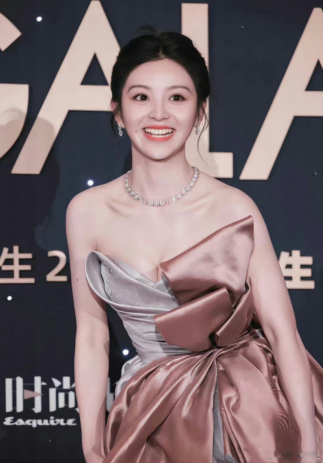 最喜欢大大方方的田曦薇，一看就有川渝妹子的气场。 