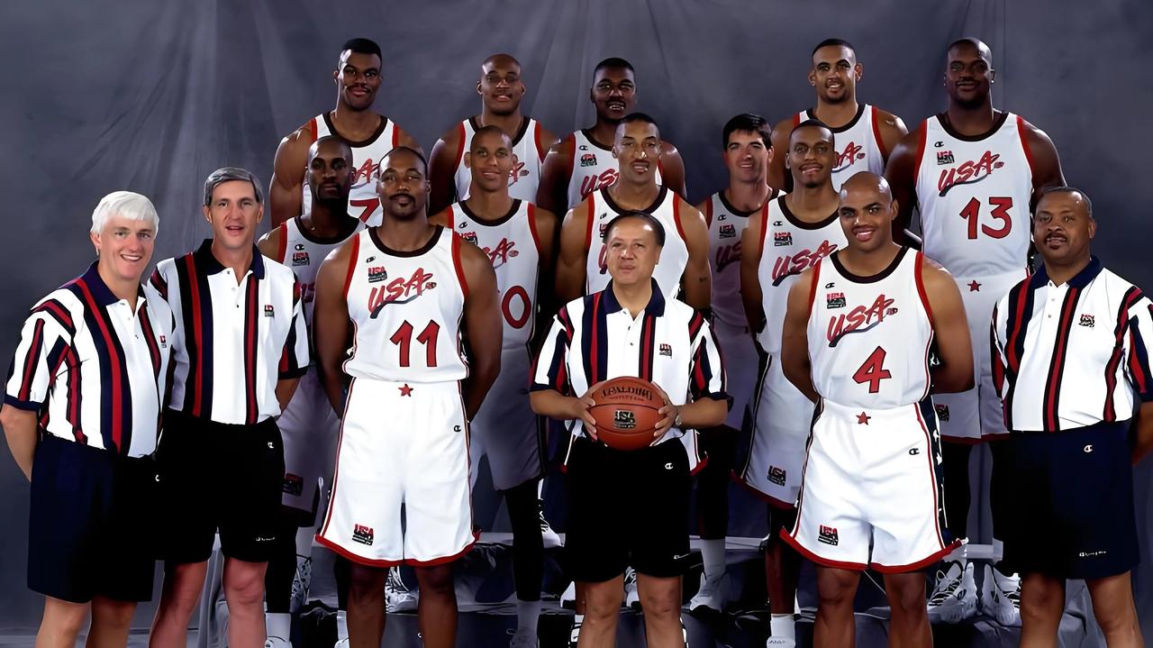 篮球作为一项深受全球喜爱的运动，在奥运会的舞台上也留下了许多令人难忘的历史性时刻