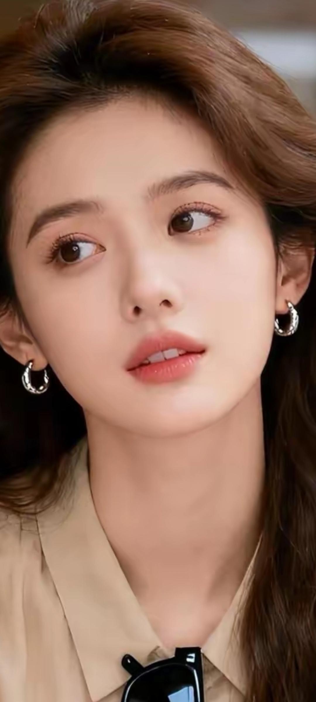 优雅气质，时尚耳环，清新自然妆容，轻松搭配，尽显魅力！