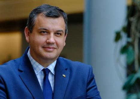 【🇷🇴 罗马尼亚的新总理是一位出生于乌克兰的政治家。新政府首脑是欧洲议会议员